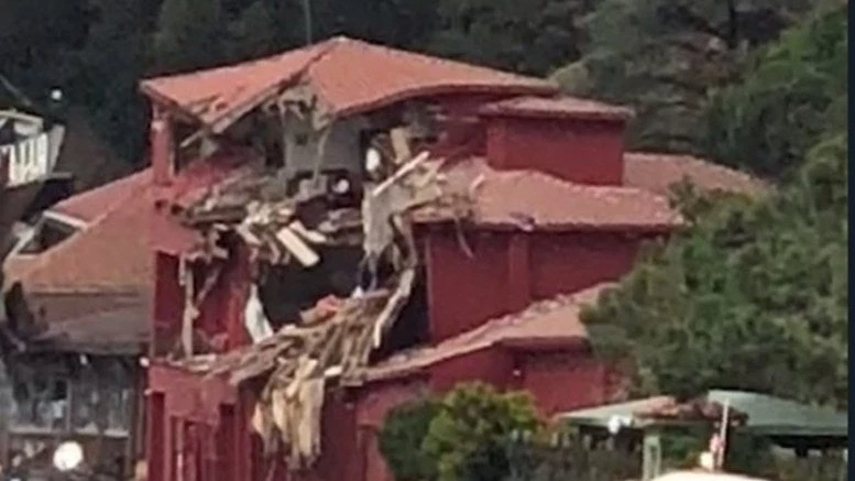 Τάνκερ πέφτει πάνω σε ιστορικό οίκημα στον Βόσπορο και το καταστρέφει (βίντεο)